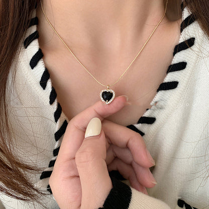 Women's Retro Light Luxury Black Love Heart Necklace